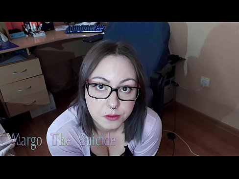 ❤️ 性感的眼镜女孩在镜头前深深地吸吮假阳具 Fucking video❤