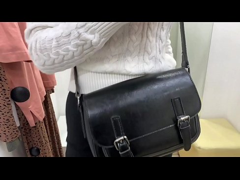 ❤️ 年轻婊子FeralBerry在试衣间用假阳具公开自慰 Fucking video❤