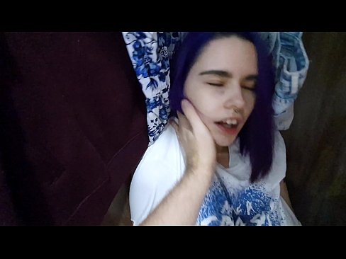 ❤️ 在衣柜里发现我的妹妹并帮助她射精 Fucking video❤